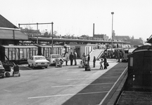 171932 Gezicht op de opstelplaats voor personenauto's voor de autoslaaptrein op het N.S.-station 's -Hertogenbosch te ...